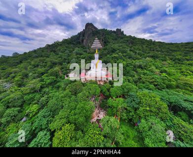 Mueang lop Buri District, Lopuri / Thaïlande / 10 octobre 2020 : Wat Siri Chanthanimit Worawihan et statue de Bouddha blanc avec parasol royal Banque D'Images