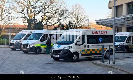 Des rangées d'ambulances (certaines privées, certaines NHS) stationnées devant l'hôpital, au Royaume-Uni Banque D'Images