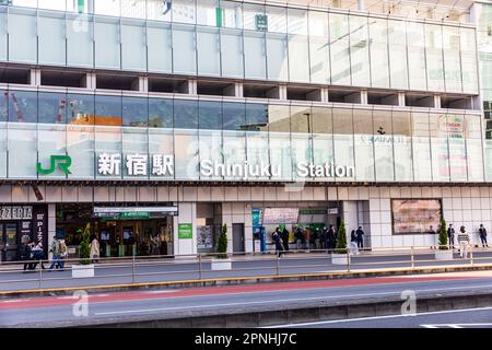 Gare de Shinjuku 2023 avril, extérieur et entrée à la gare de Shinjuku à Tokyo, Japon Banque D'Images