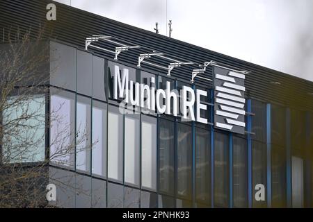 Munich, Allemagne. 19th avril 2023. Lettrage, logo de la société, logo à Munich Schwabing. bâtiment, façade. Munich Re Group, réassurance. ? Credit: dpa/Alay Live News Banque D'Images