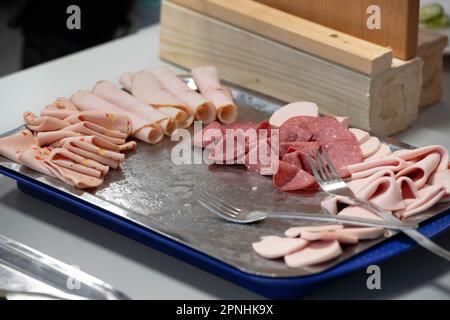 Eat, Allemagne. 19th avril 2023. Plateau avec des variétés de saucisse, Wurstplatte, le projet Brotzeit est destiné à permettre aux enfants de commencer la journée d'école avec le petit déjeuner, l'actrice Uschi GLAS, présidente du Conseil de surveillance du projet brotzeit, visite l'école Bischof von Ketteler d'Essen, 19 avril 2023 crédit: dpa/Alay Live News Banque D'Images
