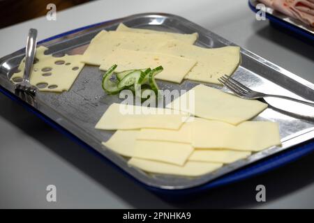 Eat, Allemagne. 19th avril 2023. Plateau avec des types de fromage, plateau de fromage, le projet Brotzeit est destiné à permettre aux enfants de commencer la journée d'école avec le petit déjeuner, l'actrice Uschi GLAS, présidente du projet brotzeit, visite l'école Bischof von Ketteler à Essen, 04/19/2023, crédit: dpa/Alay Live News Banque D'Images