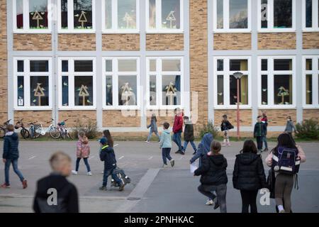 Eat, Allemagne. 19th avril 2023. Les élèves traversent la cour de l'école jusqu'au bâtiment de l'école, général, caractéristique, motif marginal, symbolique photo actrice Uschi GLAS, présidente du Conseil de surveillance du projet brotzeit, visite l'école Bischof von Ketteler à Essen 19 avril 2023 crédit: dpa/Alay Live News Banque D'Images