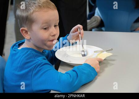 Eat, Allemagne. 19th avril 2023. Elèves ayant le petit déjeuner, Eat Quark, le projet Brotzeit est destiné à permettre aux enfants de commencer la journée d'école avec le petit déjeuner, l'actrice Uschi GLAS, présidente du projet brotzeit, visite l'école Bischof von Ketteler d'Essen, 19 avril 2023 Credit: dpa/Alay Live News Banque D'Images