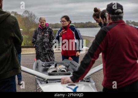 Cours d'aviron de plage en Grande-Bretagne à Redgrave et Pinsent Rowing Lake, Caversham, Reading. Guin Batten, président de Coastal Rowing pour la Grande-Bretagne. Banque D'Images