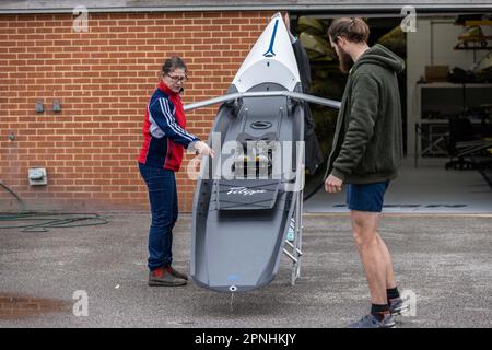 Cours d'aviron de plage en Grande-Bretagne à Redgrave et Pinsent Rowing Lake, Caversham, Reading. Guin Batten, président de Coastal Rowing pour la Grande-Bretagne. Banque D'Images