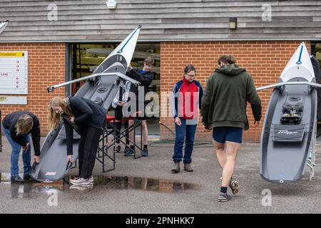 Cours d'aviron de plage en Grande-Bretagne à Redgrave et Pinsent Rowing Lake, Caversham, Reading. Guin Batten, président de Coastal Rowing pour la Grande-Bretagne. Banque D'Images