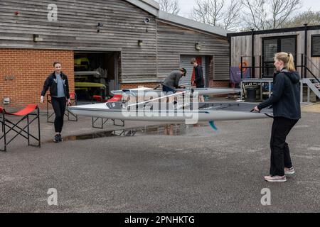 Grande-Bretagne Beach Rowing classes à Redgrave et Pinsent Rowing Lake, Caversham, Reading.pic montre les membres se préparer les bateaux côtiers. Banque D'Images