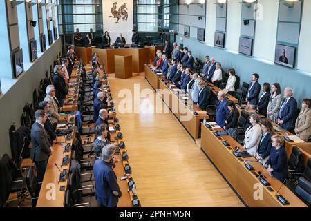 Illustration montre une minute de silence pour le PS Paul Furlan qui est mort la semaine dernière à l'âge de 60 ans d'un cancer, au début d'une session plénière du Parlement wallon à Namur, le mercredi 19 avril 2023. BELGA PHOTO BRUNO FAHY Banque D'Images