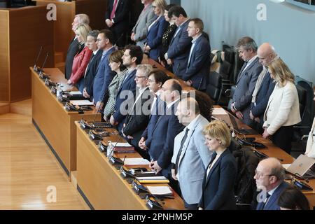 L'illustration montre une minute de silence pour le PS Paul Furlan qui est mort la semaine dernière à l'âge de 60 ans d'un cancer, au début d'une session plénière du Parlement wallon à Namur, le mercredi 19 avril 2023. BELGA PHOTO BRUNO FAHY Banque D'Images