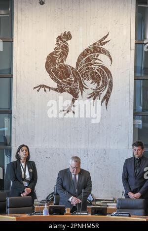 L'illustration montre une minute de silence pour le PS Paul Furlan qui est mort la semaine dernière à l'âge de 60 ans d'un cancer, au début d'une session plénière du Parlement wallon à Namur, le mercredi 19 avril 2023. BELGA PHOTO BRUNO FAHY Banque D'Images