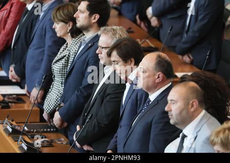 L'illustration montre une minute de silence pour le PS Paul Furlan qui est mort la semaine dernière à l'âge de 60 ans d'un cancer, au début d'une session plénière du Parlement wallon à Namur, le mercredi 19 avril 2023. BELGA PHOTO BRUNO FAHY Banque D'Images