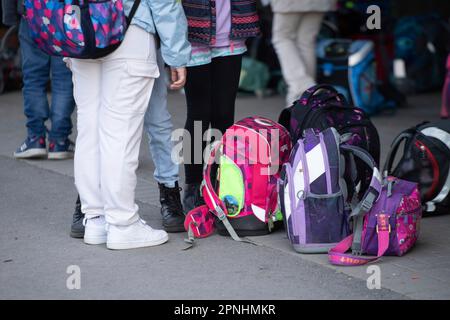 Eat, Allemagne. 19th avril 2023. Les sacs d'écoliers sont dans la cour d'école, général, dispositif, motif marginal, photo symbolique actrice Uschi GLAS, présidente du Conseil de surveillance du projet brotzeit, visite l'école Bischof von Ketteler à Essen, 19 avril 2023 crédit: dpa/Alay Live News Banque D'Images