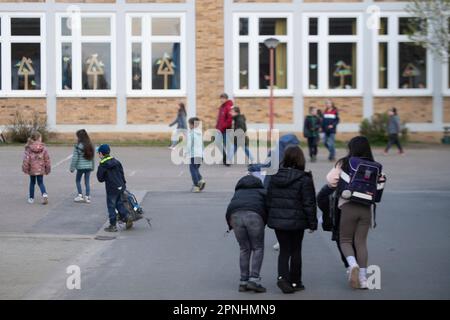 Eat, Allemagne. 19th avril 2023. Les élèves traversent la cour de l'école jusqu'au bâtiment de l'école, général, caractéristique, motif marginal, symbolique photo actrice Uschi GLAS, présidente du Conseil de surveillance du projet brotzeit, visite l'école Bischof von Ketteler à Essen 19 avril 2023 crédit: dpa/Alay Live News Banque D'Images