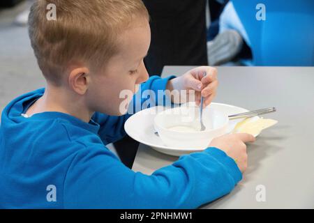 Eat, Allemagne. 19th avril 2023. Elèves ayant le petit déjeuner, Eat Quark, le projet Brotzeit est destiné à permettre aux enfants de commencer la journée d'école avec le petit déjeuner, l'actrice Uschi GLAS, présidente du projet brotzeit, visite l'école Bischof von Ketteler d'Essen, 19 avril 2023 Credit: dpa/Alay Live News Banque D'Images