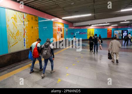Œuvres d'art dans la station de métro Dilli Haat - INA à Delhi, Inde Banque D'Images