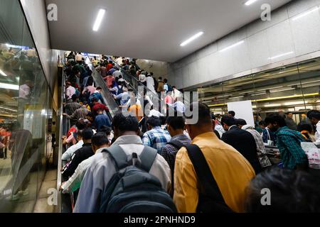 Les gens monter sur l'escalator à la station de métro Dilli Haat - INA à Delhi, Inde Banque D'Images