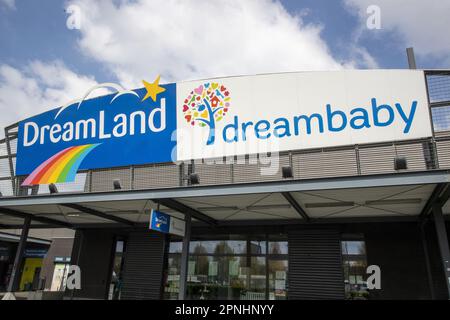 Lot, Belgique. 19th avril 2023. La branche Drogenbos des magasins Dreamland et Dreambaby du groupe Colruyt photographiée le mercredi 19 avril 2023. Discounter Colruyt a annoncé son intention de fermer l'un de ses magasins de jouets Dreamland et 5 des magasins de produits pour bébés Dreambaby, menaçant les emplois de jusqu'à 192 personnes sur un total d'environ 1100. BELGA PHOTO NICOLAS MATERLINCK crédit: Belga News Agency/Alay Live News Banque D'Images