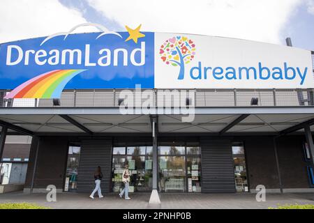 Lot, Belgique. 19th avril 2023. La branche Drogenbos des magasins Dreamland et Dreambaby du groupe Colruyt photographiée le mercredi 19 avril 2023. Discounter Colruyt a annoncé son intention de fermer l'un de ses magasins de jouets Dreamland et 5 des magasins de produits pour bébés Dreambaby, menaçant les emplois de jusqu'à 192 personnes sur un total d'environ 1100. BELGA PHOTO NICOLAS MATERLINCK crédit: Belga News Agency/Alay Live News Banque D'Images