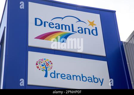 Lot, Belgique. 19th avril 2023. L'illustration montre le siège des magasins Dreamland et Dreambaby du groupe Colruyt dans Lot le mercredi 19 avril 2023. Discounter Colruyt a annoncé son intention de fermer l'un de ses magasins de jouets Dreamland et 5 des magasins de produits pour bébés Dreambaby, menaçant les emplois de jusqu'à 192 personnes sur un total d'environ 1100. BELGA PHOTO NICOLAS MATERLINCK crédit: Belga News Agency/Alay Live News Banque D'Images