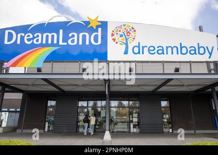 Lot, Belgique. 19th avril 2023. La branche Drogenbos des magasins Dreamland et Dreambaby du groupe Colruyt photographiée le mercredi 19 avril 2023. Discounter Colruyt a annoncé son intention de fermer l'un de ses magasins de jouets Dreamland et 5 des magasins de produits pour bébés Dreambaby, menaçant les emplois de jusqu'à 192 personnes sur un total d'environ 1100. BELGA PHOTO NICOLAS MATERLINCK crédit: Belga News Agency/Alay Live News Banque D'Images