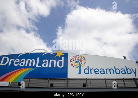 Lot, Belgique. 19th avril 2023. La branche Drogenbos des magasins Dreamland et Dreambaby du groupe Colruyt photographiée le mercredi 19 avril 2023. Discounter Colruyt a annoncé son intention de fermer l'un de ses magasins de jouets Dreamland et 5 des magasins de produits pour bébés Dreambaby, menaçant les emplois de jusqu'à 192 personnes sur un total d'environ 1100. BELGA PHOTO NICOLAS MATERLINCK crédit: Belga News Agency/Alay Live News Banque D'Images