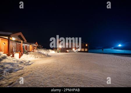 Hébergement DNT Rondvassbu Lodge la nuit dans le parc national de Rondane, Norvège Banque D'Images