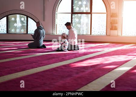 Islamique, communauté ou peuple en priant avec un garçon ou un enfant pour le soutien des dieux, la paix spirituelle pendant le ramadan Banque D'Images