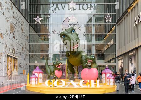 KL,Malaysia - 18 avril,2023 : statues géantes de dinosaures Rexy situées en face du Pavillon de Kuala Lumpur, les gens peuvent voir explorer autour de lui. Banque D'Images