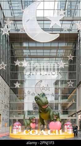 KL,Malaysia - 18 avril,2023 : statues géantes de dinosaures Rexy situées en face du Pavillon de Kuala Lumpur, les gens peuvent voir explorer autour de lui. Banque D'Images