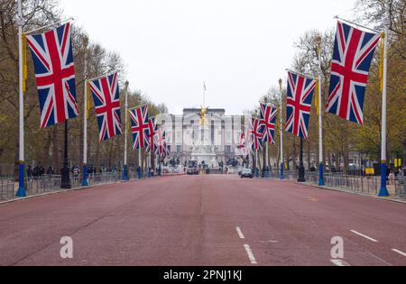 Londres, Royaume-Uni. 19th avril 2023. D'autres Unions Jacks ont été installés dans le centre commercial alors que les préparatifs pour le couronnement du roi Charles III et de la reine Camilla, qui a lieu sur 6 mai, se poursuivent autour de Londres. Credit: Vuk Valcic/Alamy Live News Banque D'Images