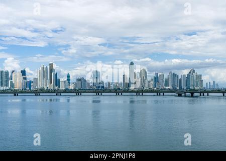 Pont-jetée de Panama City et Skyline Panama avec ciel bleu ciel nuageux et vue sur l'océan Banque D'Images