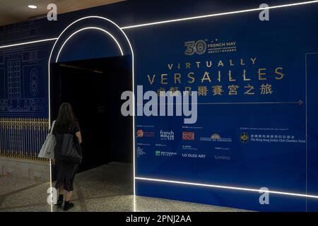 Hong Kong, Chine. 19 avril 2023, Une vue générale montrant l'entrée de l'exposition Virtually Versailles au Musée du patrimoine de Hong Kong sur 19 avril 2023 à Hong Kong, Chine. Il s'agit de la première collaboration entre la HKHM, le château de Versailles et le Festival des arts de mai français, à travers des vidéos panoramiques à 360 degrés haute définition, les salles les plus frappantes du Palais, y compris la Galerie des glaces, l'Opéra royal et la salle Vénus, sont révélées au public. En outre, l'exposition comprend des installations pour donner aux visiteurs une expérience multisensorielle. (Photo de Vernon Yuen Banque D'Images