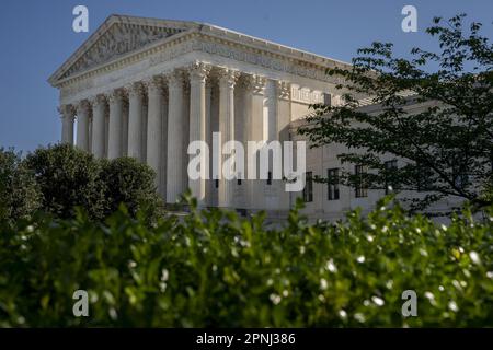 Washington, États-Unis. 19th avril 2023. États-Unis La Cour suprême devrait décider s'il faut maintenir la pilule d'avortement mifépristone disponible ou autoriser l'entrée en vigueur des restrictions à Washington, DC, mercredi, 19 avril 2023. Photo de Ken Cedeno/UPI . Crédit : UPI/Alay Live News Banque D'Images