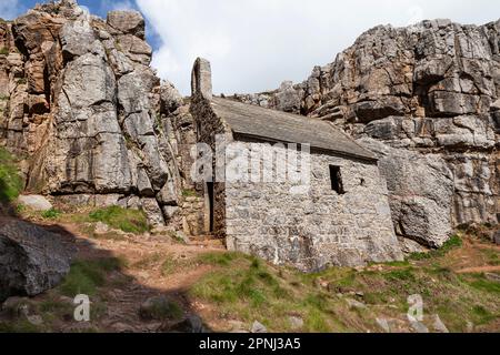 Chapelle St Govan, Bosherton, Pembrokeshire, pays de Galles, Royaume-Uni - Chapelle de 13th ans dédiée à une hème de 6th ans Banque D'Images