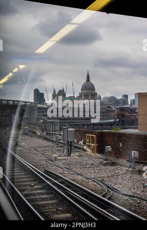Vue sur St Paul's depuis le train en direction du nord près de la gare de Blackfriars, Londres Banque D'Images