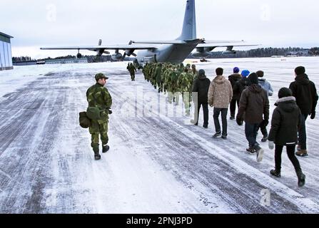 Les jeunes qui prennent conscience de l'Association suédoise des volontaires de l'Armée de l'Air (Suédois: Flygvapenfrivilligas riksförbund, FVRF), communément connue sous le nom de volontaires de l'Armée de l'Air (Suédois: Flygvapenfrivilliga) est une organisation de défense volontaire suédoise. Dans la photo: Ici à Linköping, Suède. Banque D'Images