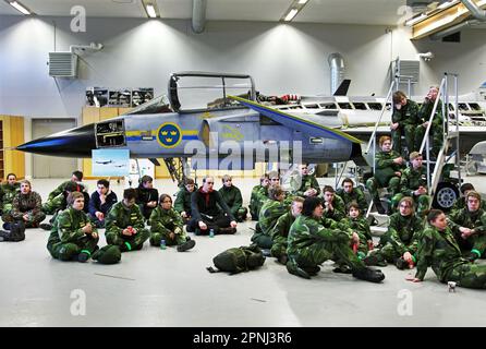 Les jeunes qui prennent conscience de l'Association suédoise des volontaires de l'Armée de l'Air (Suédois: Flygvapenfrivilligas riksförbund, FVRF), communément connue sous le nom de volontaires de l'Armée de l'Air (Suédois: Flygvapenfrivilliga) est une organisation de défense volontaire suédoise. Sur la photo : Voici une photo des écoles de vol des forces armées suédoises à Halmstad, en Suède. Banque D'Images