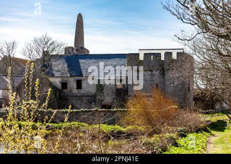 Île de Caldey, Pembrokeshire, pays de Galles, Royaume-Uni – le Vieux Prieuré - Église Saint-Illtyd Banque D'Images