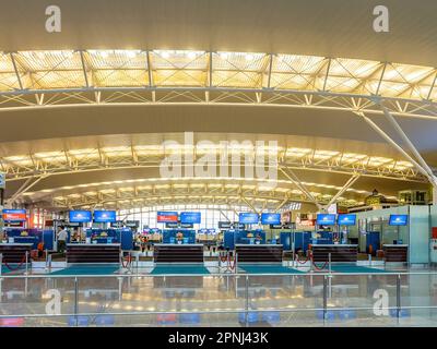 Les comptoirs d'enregistrement de Vietnam Airlines au hall des départs internationaux de l'aéroport international de Noi Bai, l'aéroport principal de Hanoi, la capitale de Banque D'Images