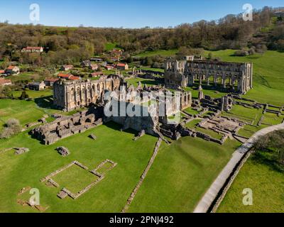 Vue aérienne des ruines de l'abbaye de Rievaulx naer Helmsley dans le nord du Yorkshire, dans le nord-est de l'Angleterre. C'était l'un des grands abbayes de la région anglaise Banque D'Images