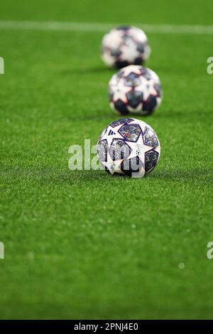 Naples, Italie. 18th avril 2023. Ballon de match officiel de l'UEFA Champions League, quart de finale, match de football à 2nd jambes entre SSC Napoli et AC Milan sur 18 avril 2023 au stade Diego Armando Maradona à Naples, Italie - photo Federico Proietti/DPPI crédit: DPPI Media/Alay Live News Banque D'Images