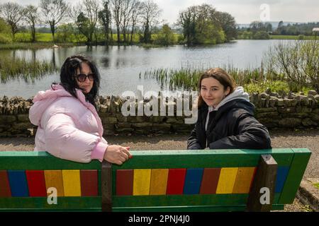 Dunmanway, West Cork, Irlande. 19th avril 2023. Aujourd'hui, le soleil se couche au lac Dunmanway à West Cork. Les Ukraniens Inha Nietlisbach et Kristina Taranova ont pu profiter au maximum du soleil. Crédit : AG News/Alay Live News Banque D'Images