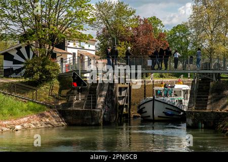 Au carrefour du canal des deux-Mers et du canal de Montauban, le Pente d'eau de Montech, mis en service sur 9 juillet 1974, a permis le remplacement de cinq écluses proches sur le canal de Garonne. Il a fonctionné de 1974 à 2009. Après les travaux de réhabilitation, la pente d'eau est devenue un site touristique qui accueille les visiteurs depuis 2021 pour découvrir la rivière et le patrimoine industriel de la région. Ces écluses ont été conservées pour le passage des bateaux de plaisance. Réservée aux bateaux de 30 à 40 mètres, la pente d'eau a permis de gagner 45 minutes de temps. Le principe est d'aller de l'avant Banque D'Images