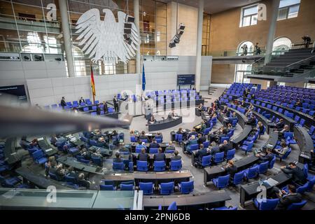 Berlin, Allemagne. 19th avril 2023. Les députés débattent de l'utilisation continue de l'énergie nucléaire en Allemagne dans la salle plénière du Bundestag. Credit: Michael Kappeller/dpa/Alay Live News Banque D'Images