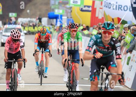 Brentonico San Valentino, Italie. 19th avril 2023. UCI Tour de la route des Alpes course à vélo, troisième étape de Ritten à Brentonico San Valentino ; Tao GEOGHEGAN HART Credit: Action plus Sports/Alay Live News Banque D'Images