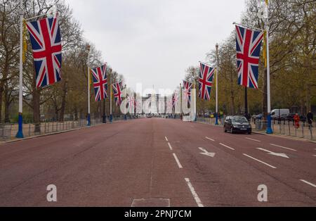 Londres, Royaume-Uni. 19th avril 2023. D'autres Unions Jacks ont été installés dans le centre commercial alors que les préparatifs pour le couronnement du roi Charles III et de la reine Camilla, qui a lieu sur 6 mai, se poursuivent autour de Londres. Credit: Vuk Valcic/Alamy Live News Banque D'Images