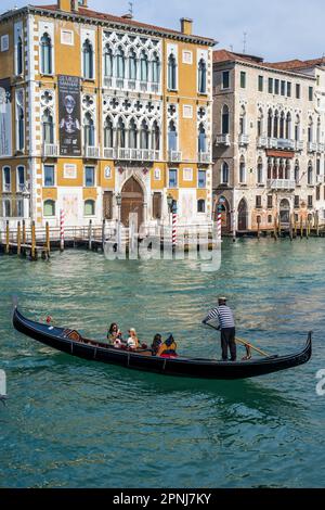Télécabine avec télécabine sur le Grand Canal, Venise, Vénétie, Italie Banque D'Images