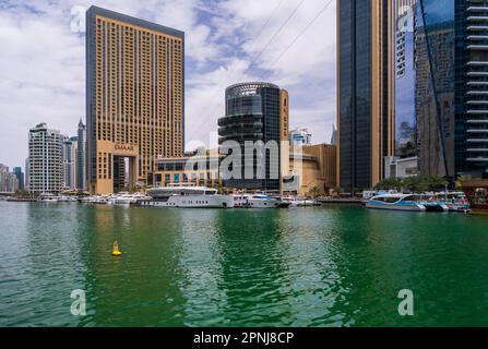 Dubaï, Émirats Arabes Unis - 2 avril 2023 : bateaux à moteur amarrés à l'entrée du centre commercial de la marina de Dubaï Banque D'Images