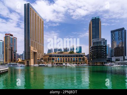 Dubaï, Émirats Arabes Unis - 2 avril 2023 : bateaux à moteur amarrés à l'entrée du centre commercial de la marina de Dubaï Banque D'Images